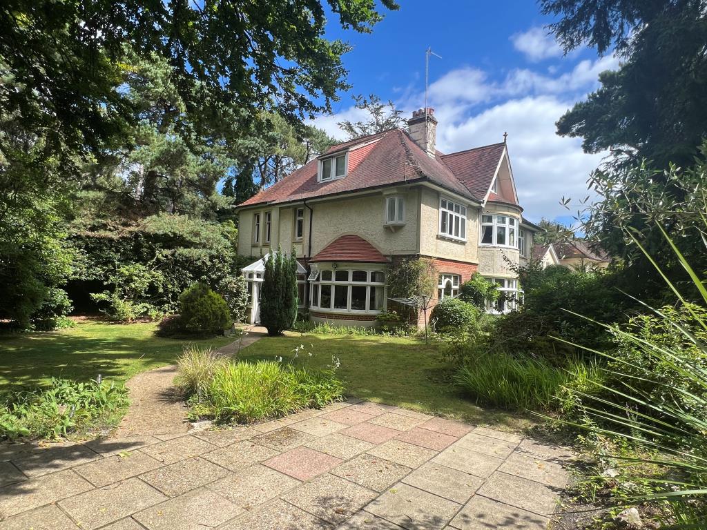 Lot: 103 - THREE-BEDROOM APARTMENT FOR IMPROVEMENT - Outside view of Escombe 1 Spencer Road